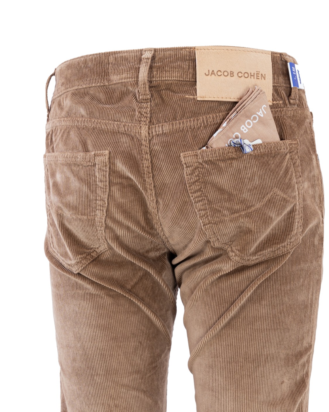 shop JACOB COHEN Saldi Jeans: Jacob Cohen pantaloni Nick in velluto.
Pantaloni Nick slim fit.
Velluto di cotone stretch tinto in capo.
Modello a cinque tasche con logo ricamato sul taschino.
Vita bassa.
Passanti al punto vita.
Chiusura con bottoni.
Bottone smaltato con logo a rilievo..
Patta interna ricamata con nome del pantalone e citazione del fondatore.
Salpa in cavallino con logo ricamato in ecopelle tono su tono
Include bandana con stampa.
Profumati con l’esclusiva fragranza Jacob Cohën
Composizione: 78% Cotone 20% Modal 2% Elastan.
Fabbricato in Italia.. UQE06 36 S3653-D89 number 732127